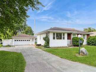 109 E Pioneer Rd, Lone Tree, IA 52755