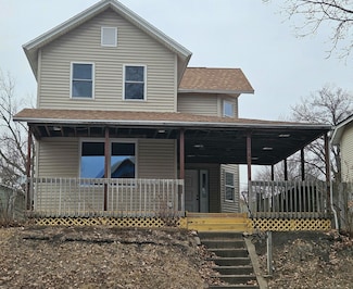 609 E 8th St, Muscatine, IA 52761