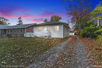 1140 Round Lake Rd, White Lake, MI 48386