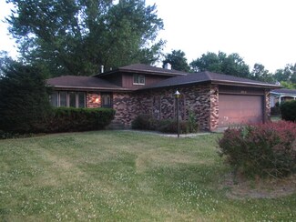 5900 Darline Dr, Saint Anne, IL 60964