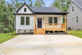 335 W Peachtree St, Woodruff, SC 29388