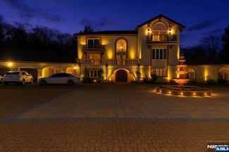 912 Cherokee Ln, Franklin Lakes, NJ 07417