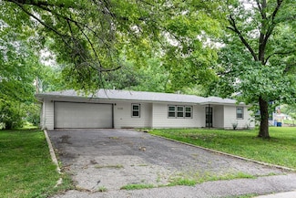 1151 Delaware Dr, Tonganoxie, KS 66086