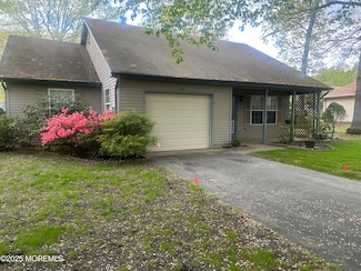 315 Gardenia Dr, Whiting, NJ 08759
