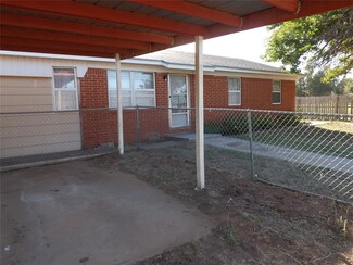 223 SE 3rd St, Tipton, OK 73570