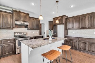 115 SE Briar Valley Ln, Blue Springs, MO 64064