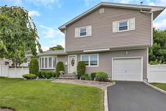 17 Pandora Dr, Brentwood, NY 11717