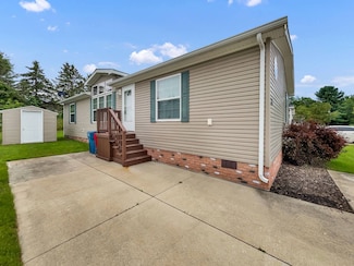 9750 Kenyon Ave, Fenton, MI 48430
