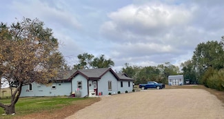 412 W 2nd St, Oacoma, SD 57365