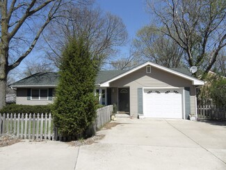 82 Chicago Rd, Oswego, IL 60543