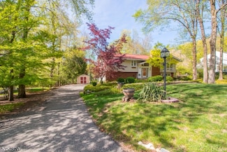 11 Hillcrest Dr, Randolph, NJ 07869
