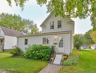 814 Cherry St, Grand Forks, ND 58201