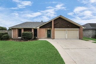 10850 E Idlewood Dr, La Porte, TX 77571