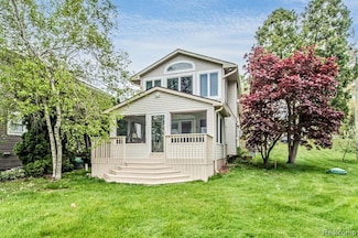 9047 Gale Rd, White Lake, MI 48386