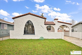 3621 E 57th St, Maywood, CA 90270