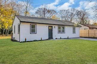 9 Lewis St, Riverhead, NY 11901