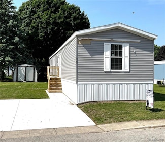 1029 Raven Dr, Bay City, MI 48706