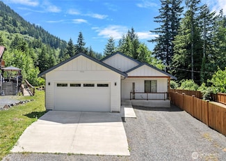7952 Apache Dr, Maple Falls, WA 98266
