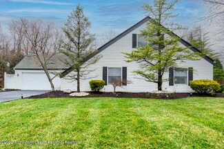 33 Woodcrest Dr, Freehold, NJ 07728
