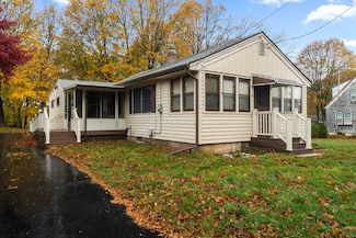 12 Pine St, Waterford, CT 06385