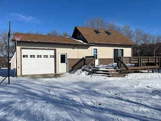805 Lake View Dr, Devils Lake, ND 58301