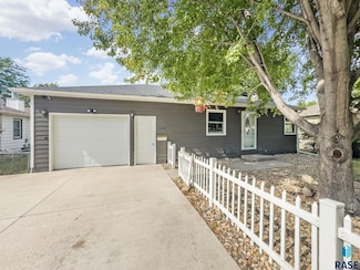 1105 S Tabbert Cir, Sioux Falls, SD 57103