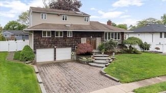 11 Voorhis Dr, Old Bethpage, NY 11804