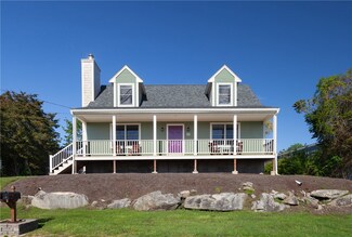 32 Vernon Ave, Bristol, RI 02809