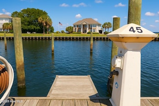409 Island Dr, Beaufort, NC 28516
