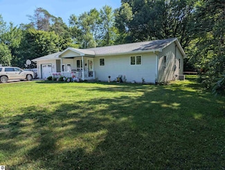 2974 S Kaiser St, Pinconning, MI 48650