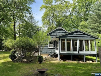 8 Autumn Ln, Old Tappan, NJ 07675