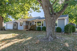 820 Sunset Dr, Sullivan, IL 61951