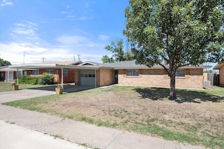 816 Cedar St, Floydada, TX 79235