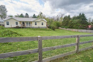 6208 Hackberry Ln, Maryville, TN 37801