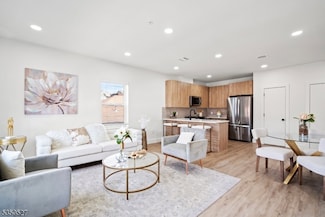 310 W Jersey St Unit 503, Elizabeth, NJ 07202