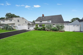 43 W Cabot Ln, Westbury, NY 11590