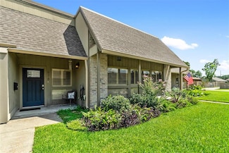 678 Lakewood Dr, Lake Charles, LA 70605