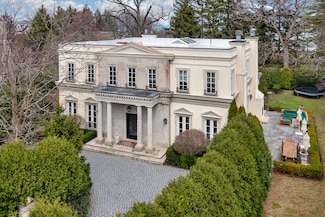 977 Sheridan Rd, Winnetka, IL 60093