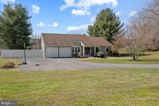 11 Marie Ln, West Grove, PA 19390