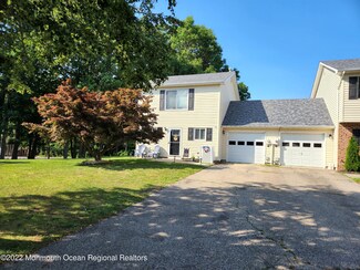 8 Tracey Ct, Howell, NJ 07731