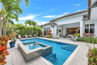 425 Harbour Dr, Naples, FL 34103