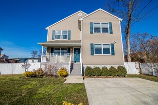 10 Brainard Ave, Port Monmouth, NJ 07758