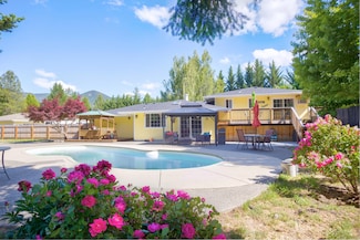 255 Queens Branch Rd, Rogue River, OR 97537