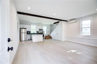 556 E Main Rd, Middletown, RI 02842