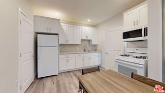 7051 1/2 White Oak Ave, Los Angeles, CA 91335