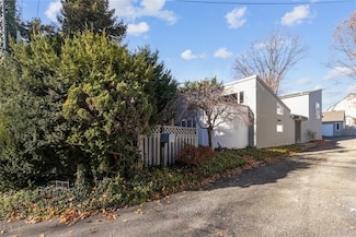 1 Franklin Rd, Great Neck, NY 11024