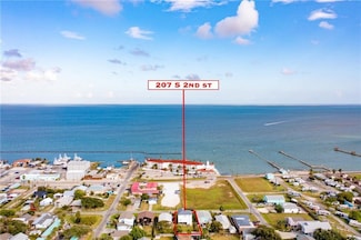 207 S 2nd St, Rockport, TX 78382