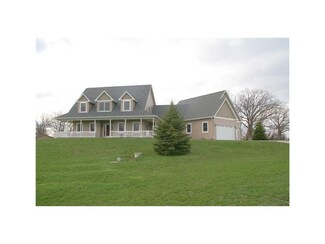 5690 26th Avenue Dr, Vinton, IA 52349