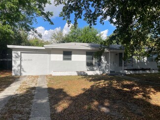 972 Pine Ridge Dr, Plantation, FL 33317