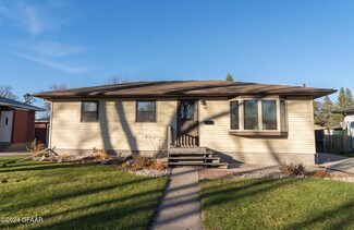 910 19th Ave S, Grand Forks, ND 58201